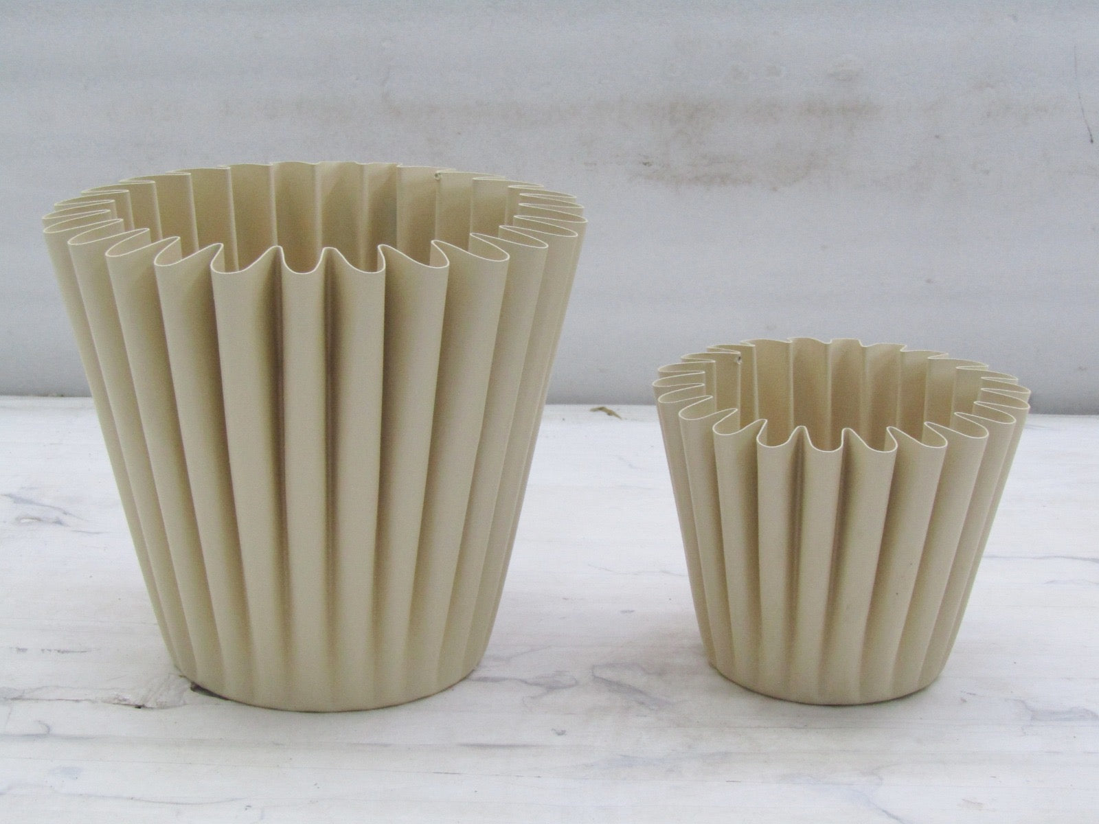 BEIGE COLOUR CERAMIC FINSH PLANTER/ VASE (SET OF 2)